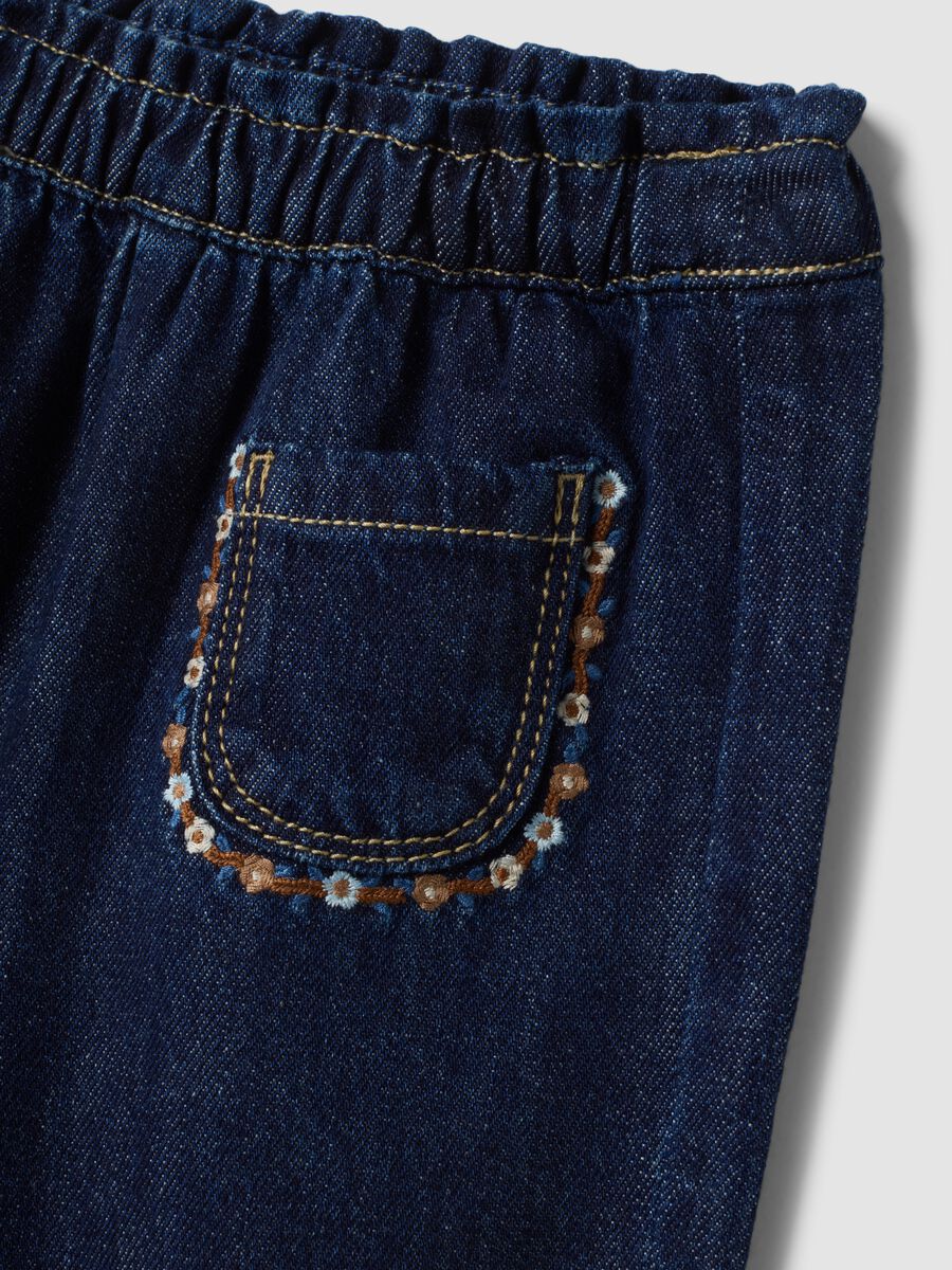 Blue denim joggers in cotton-viscose blend with floral embroidery, comfort fit_2
