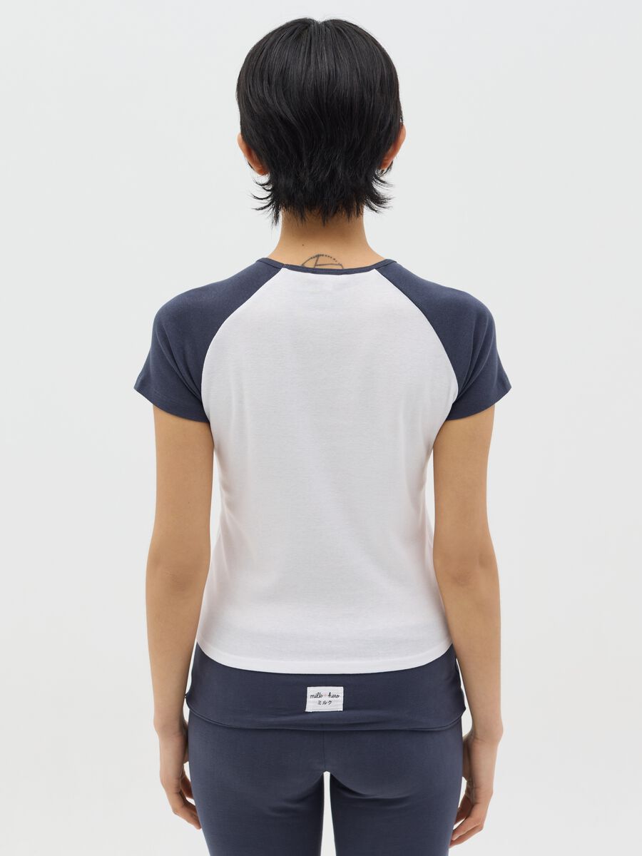 White T-shirt with blue raglan sleeves_3