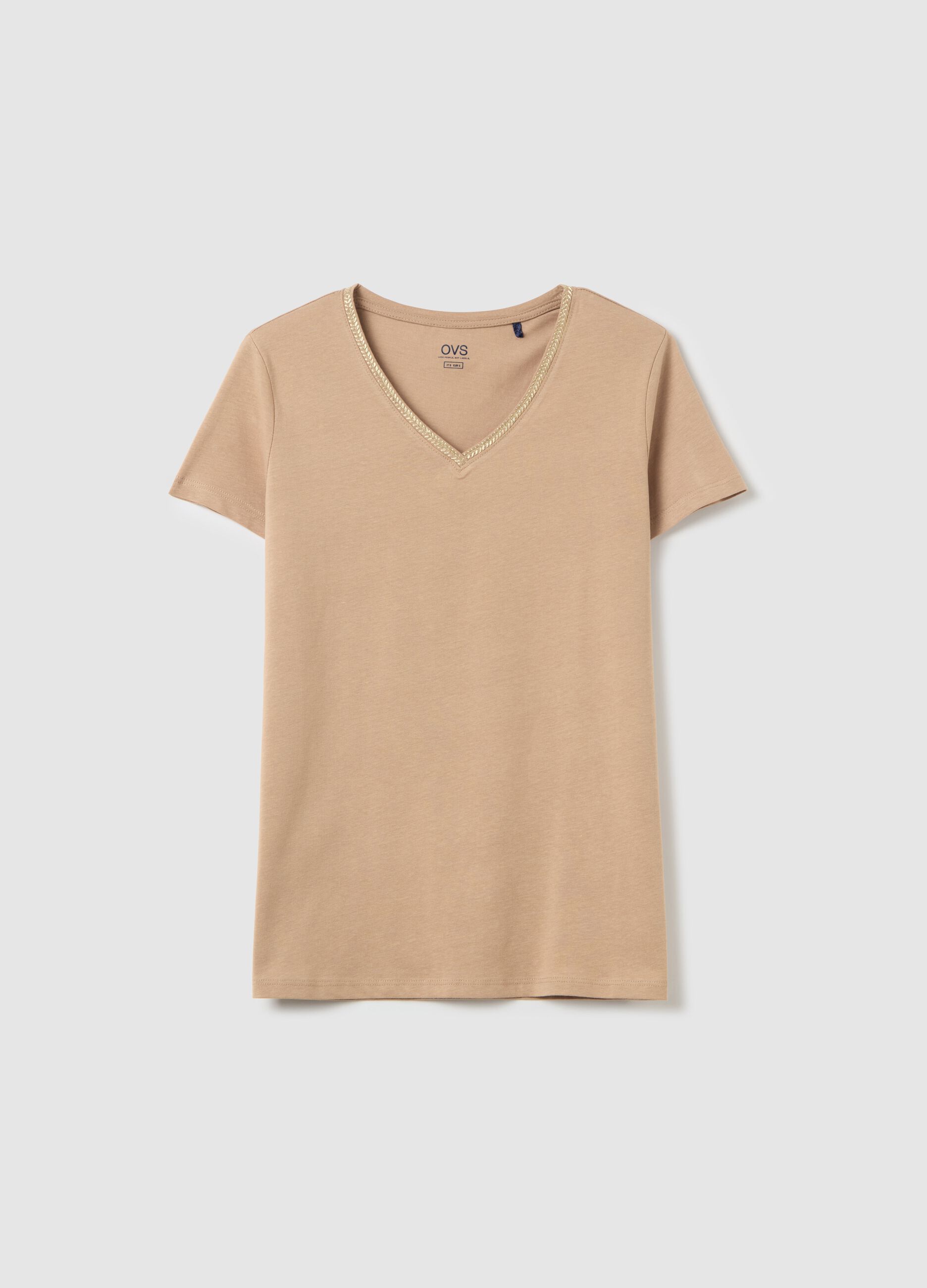 T-shirt with V neck and application