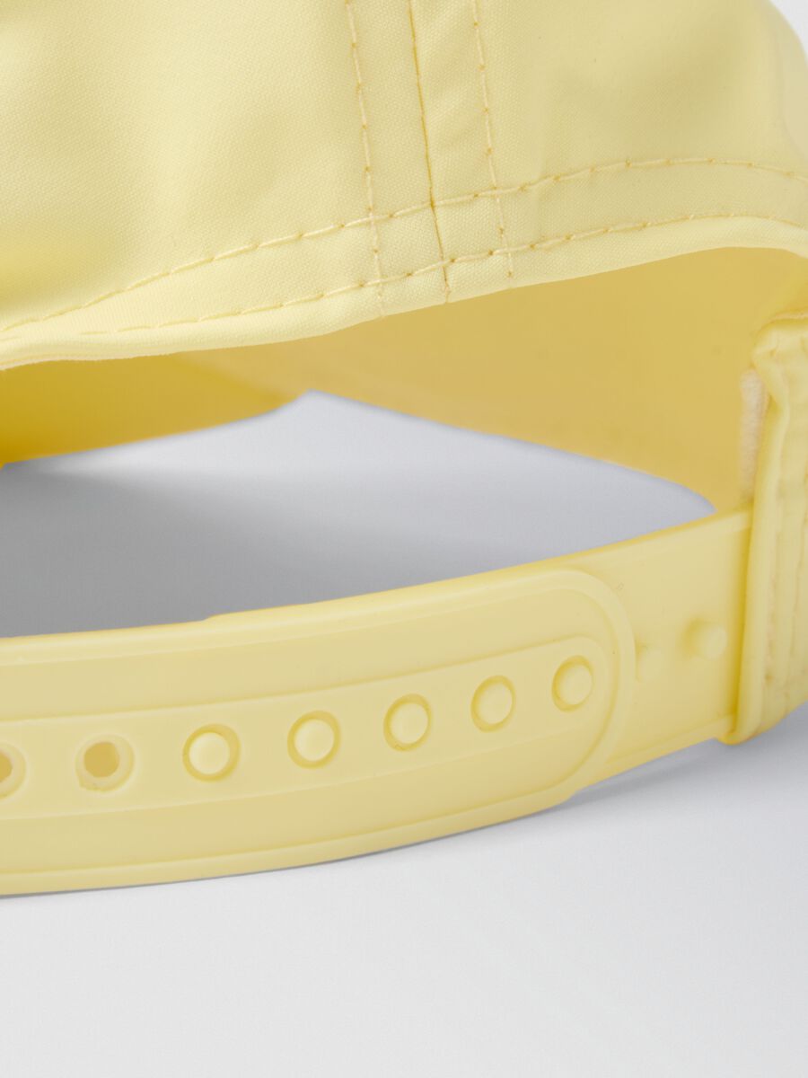 Cappellino sportivo giallo in tessuto elasticizzato con visiera ALTAVIA COURT_1