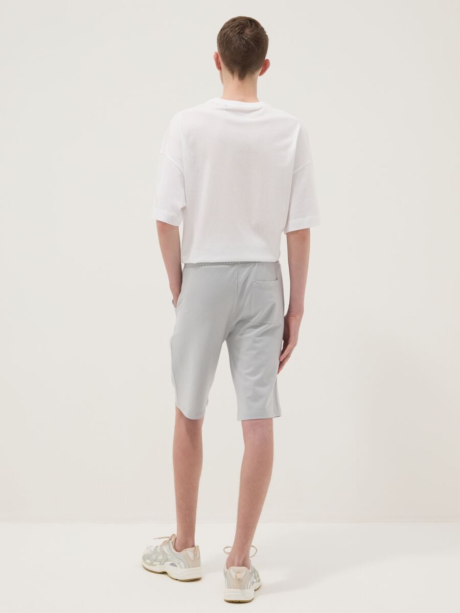 Pantaloncini grigi in puro cotone con vita elasticizzata_1