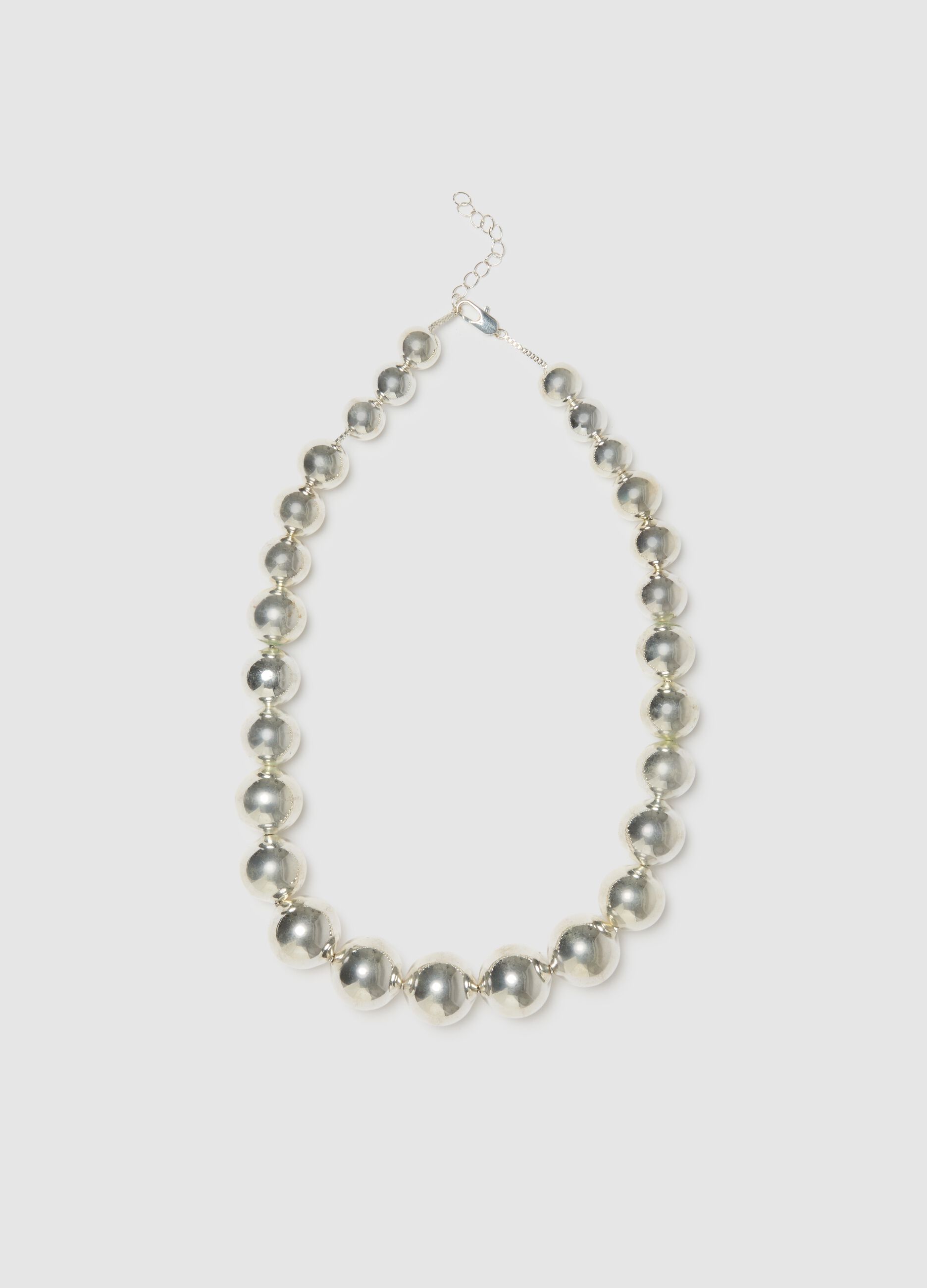 Grey silver necklace with shiny pearls