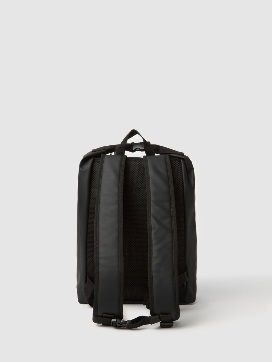 Black backpack with internal pockets_1
