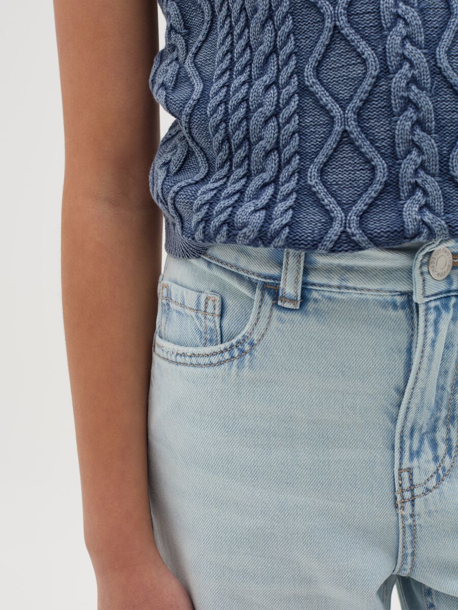 Mum-fit jeans with five pockets and abrasions_3