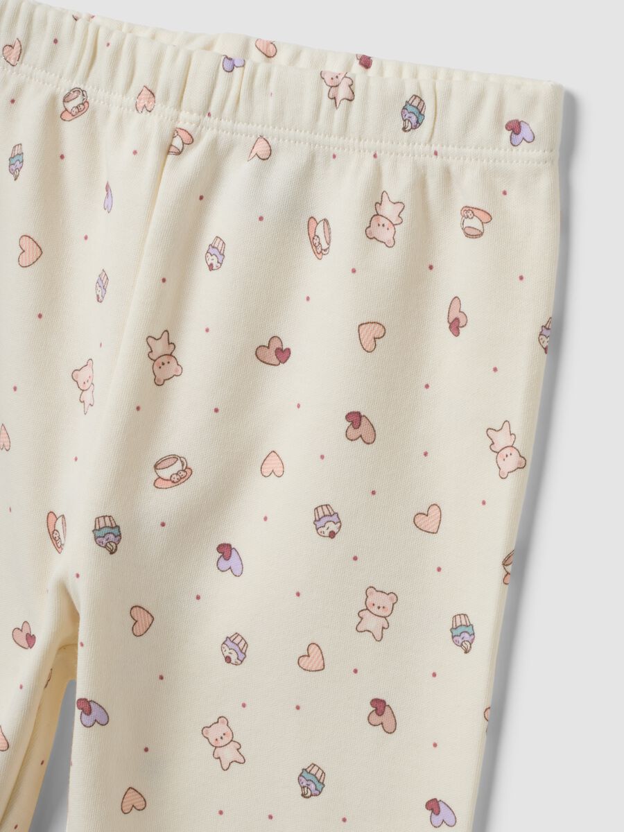 Pigiama bianco in puro cotone organico con fantasia cuori e orsetti per neonata_2