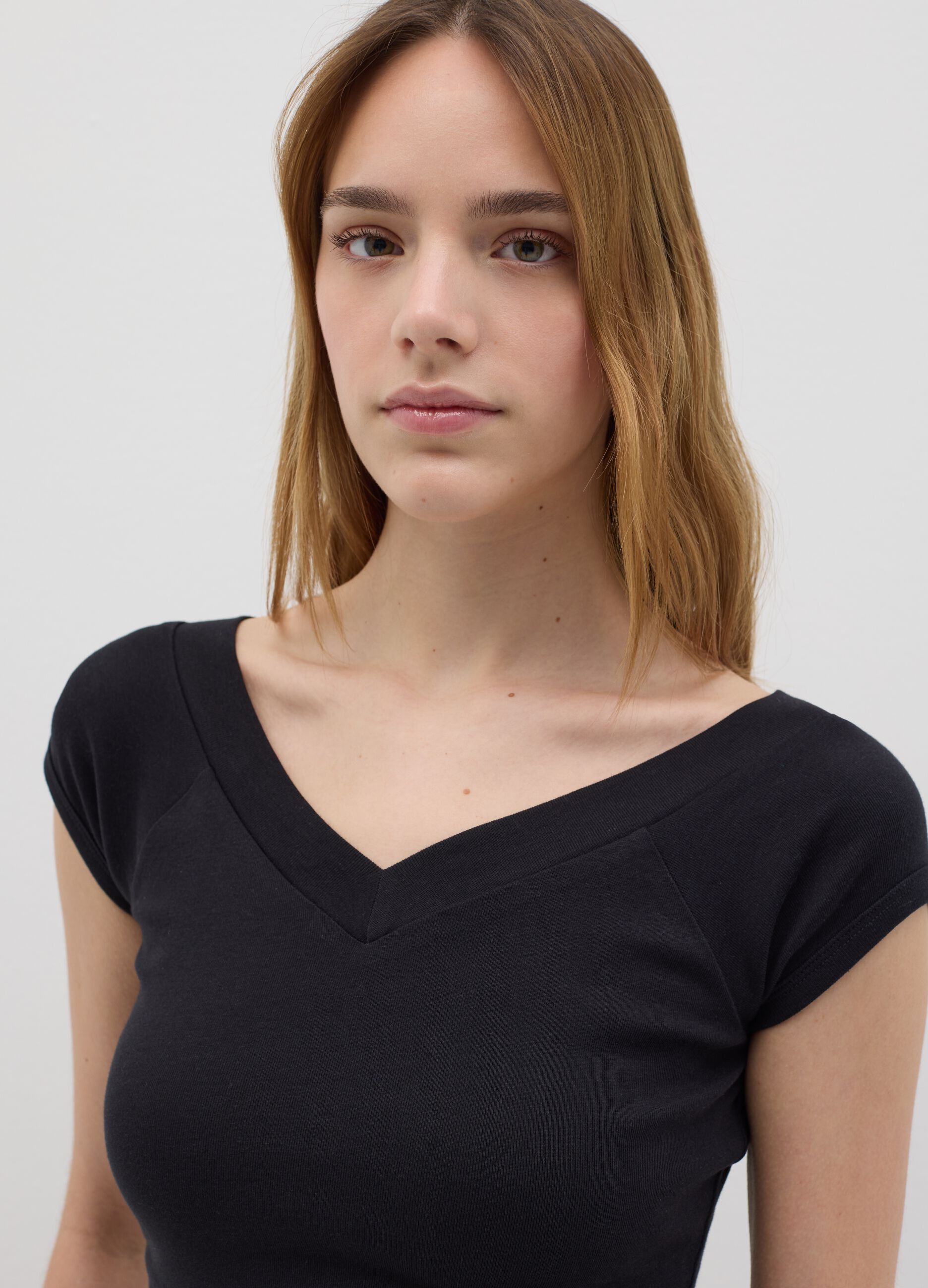 Women’s black fitted T-shirt in 100% cotton with V neck