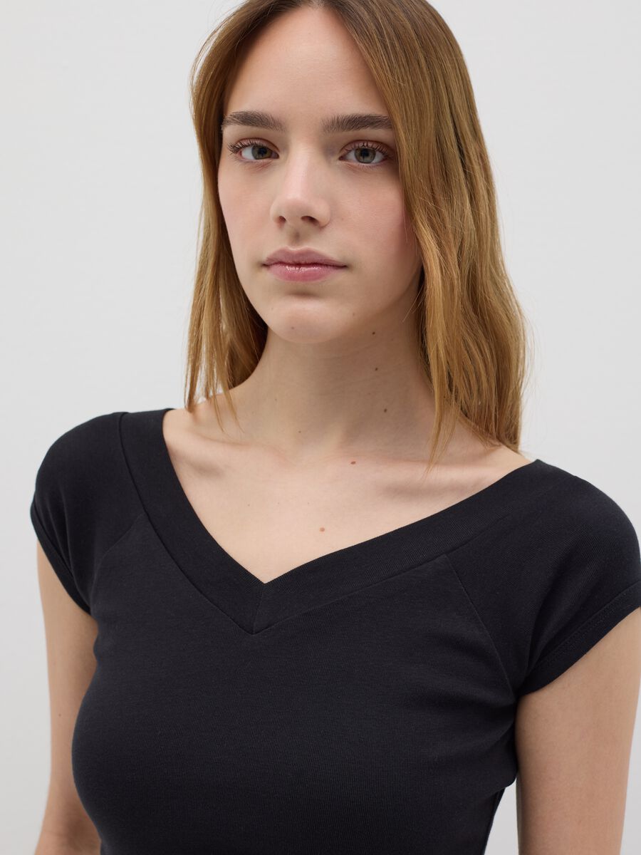 Women’s black fitted T-shirt in 100% cotton with V neck_3