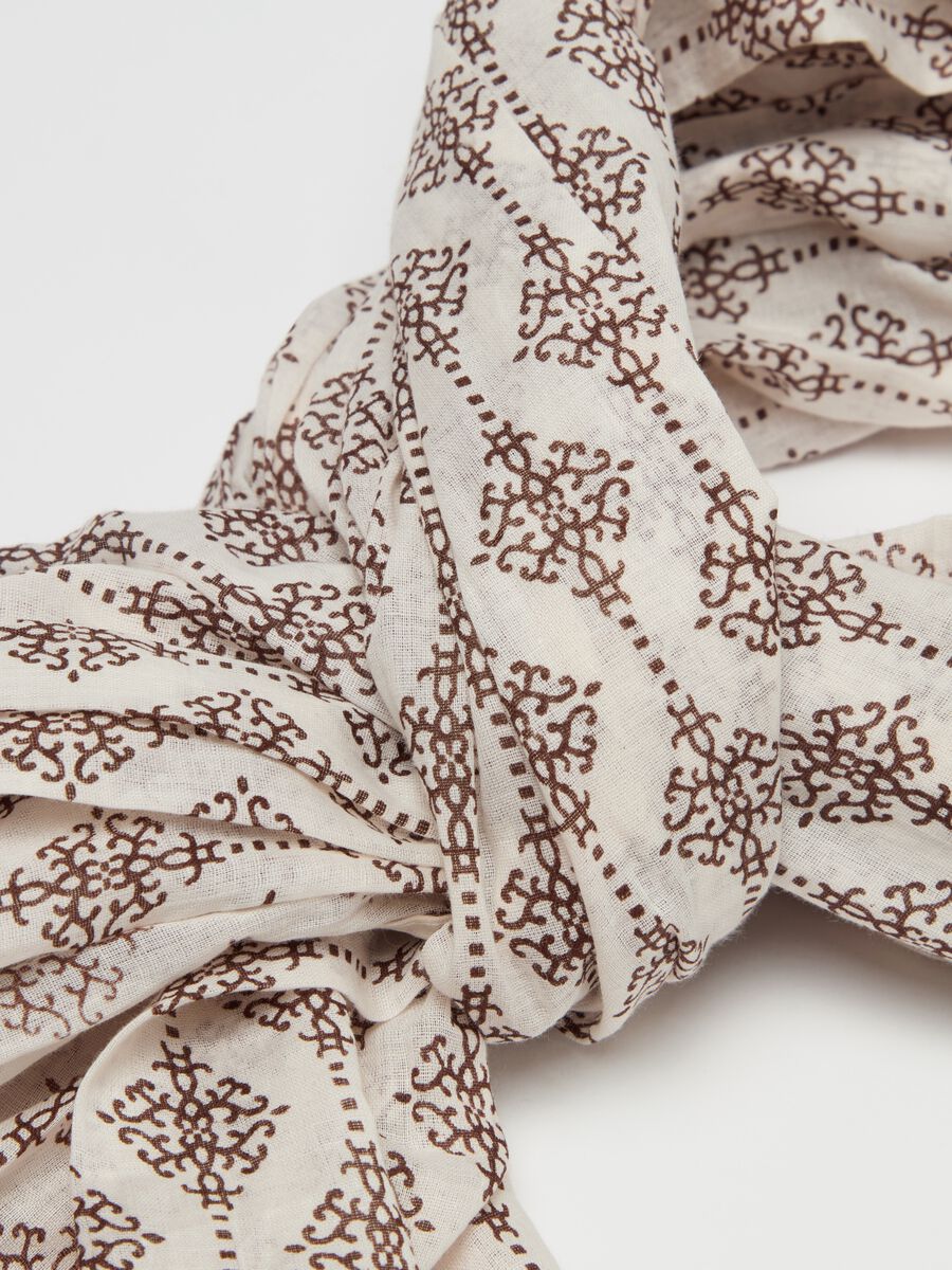 Fringed scarf with ethnic print_1
