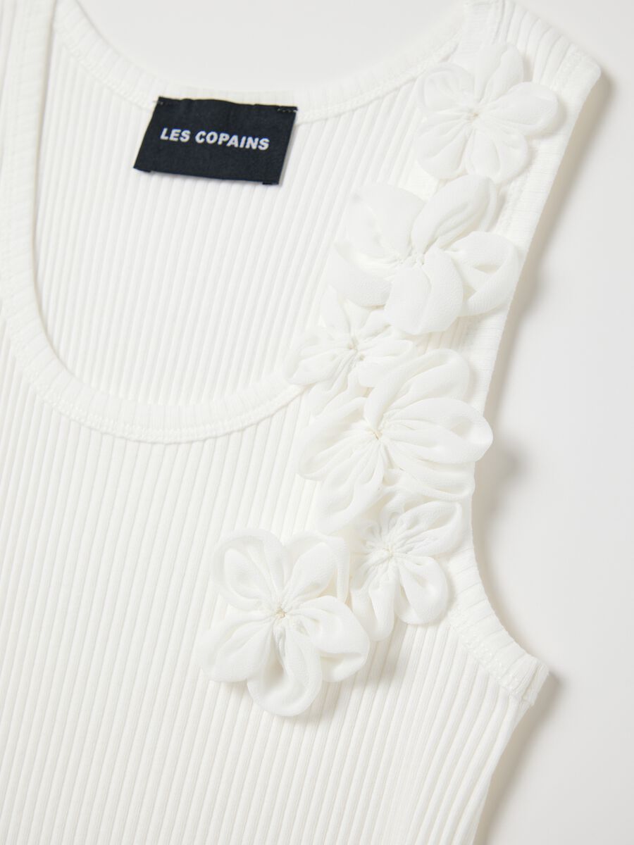 White ribbed top with floral applications_5