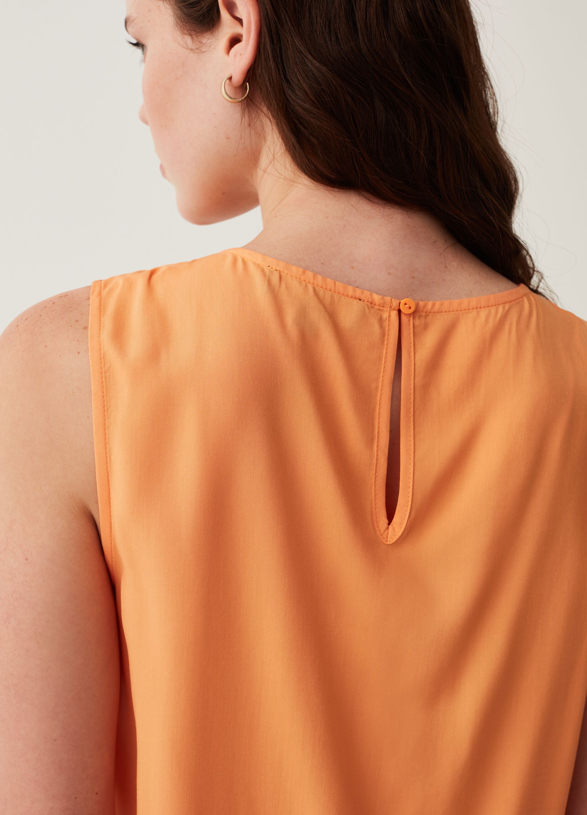 Blusa smanicata con plissettatura_3