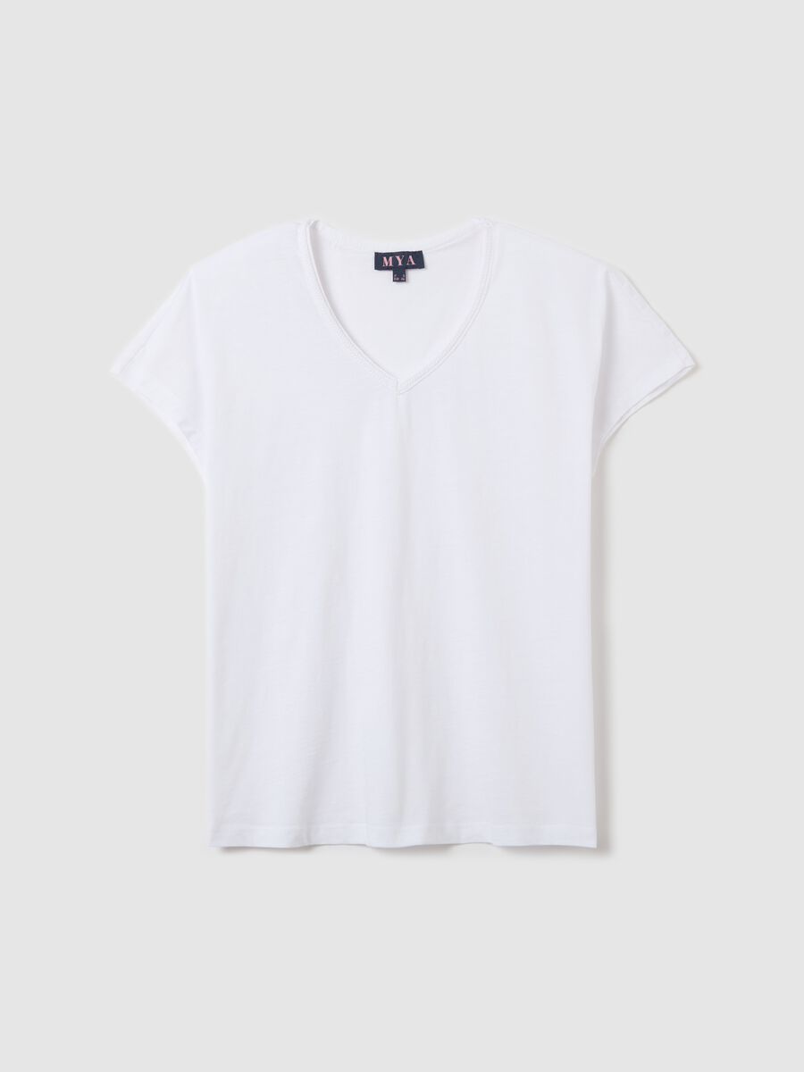 Curvy white T-shirt with V neck_0