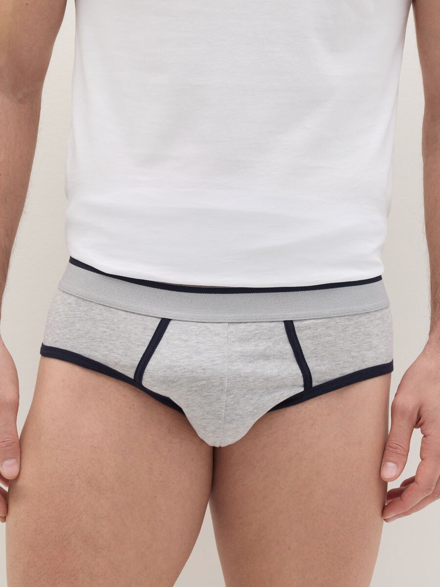 Stretch briefs with contrasting details_1