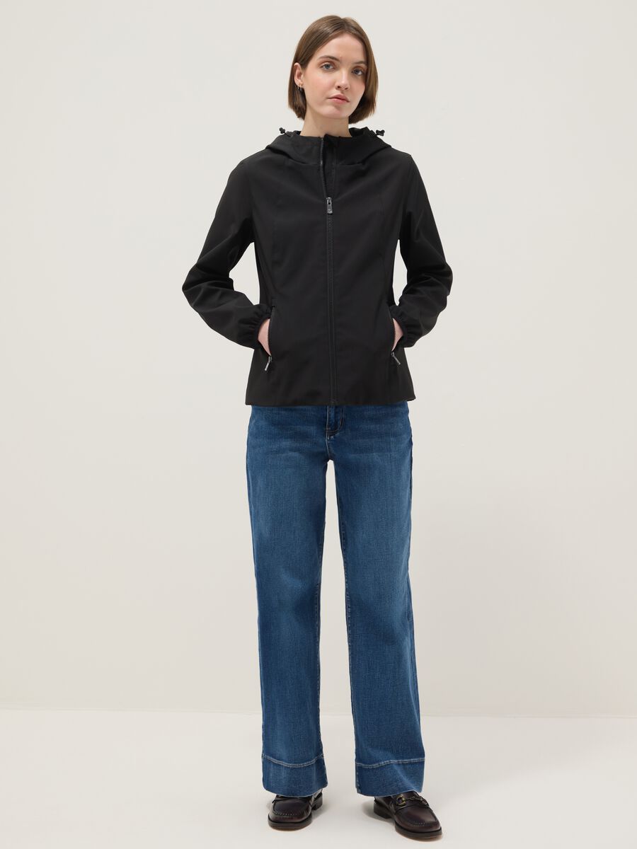 Giacca impermeabile nera regular fit con zip e cappuccio_1