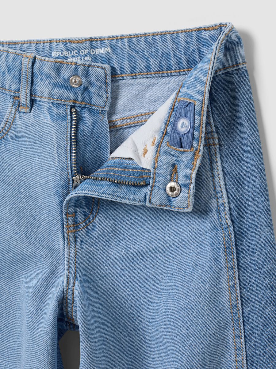 Jeans azzurri wide leg in puro cotone per bambina_2