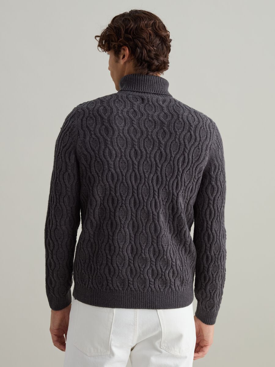 Pullover collo alto lavorazione ondulata_3