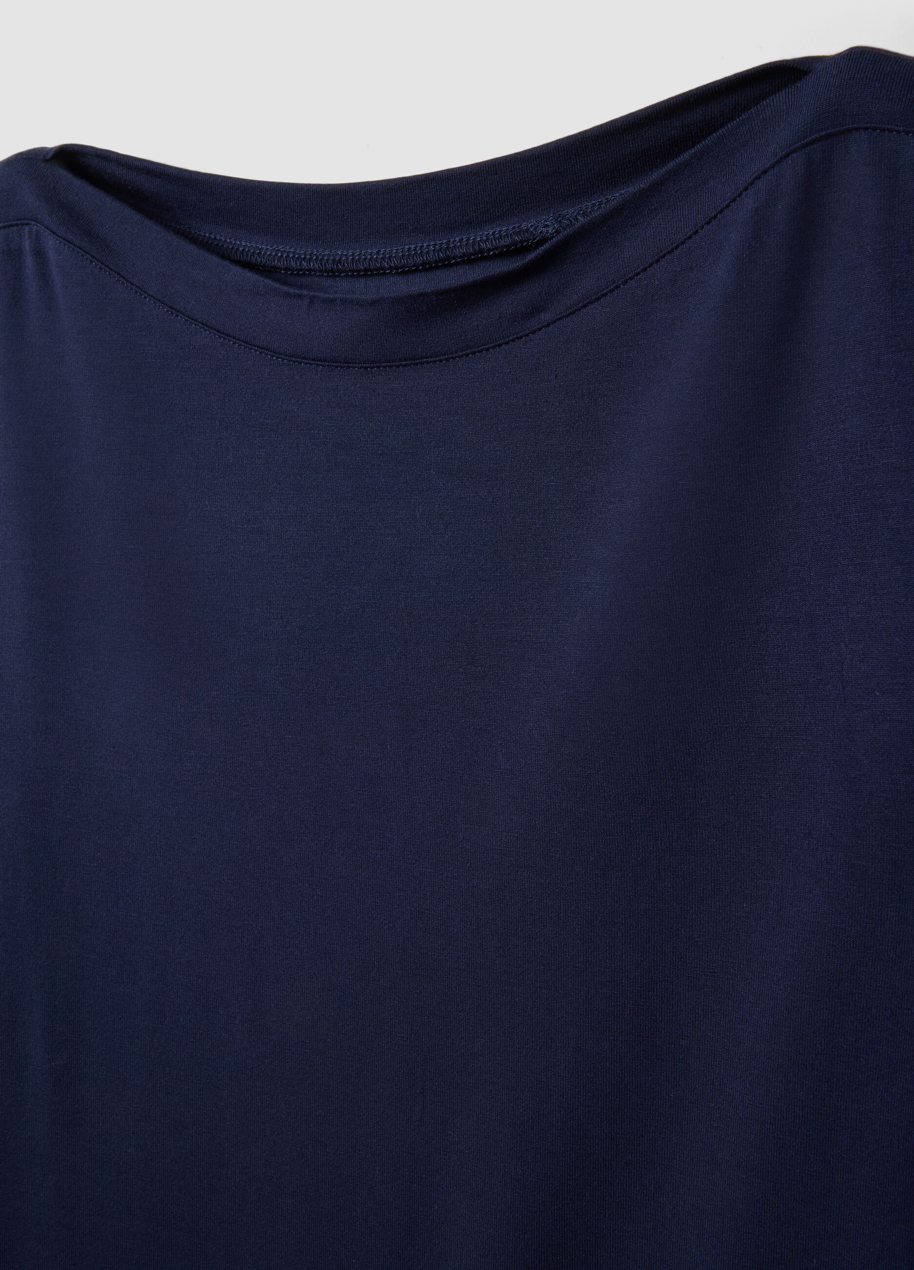 T-shirt in viscosa elasticizzata blu regular fit con scollo a barca