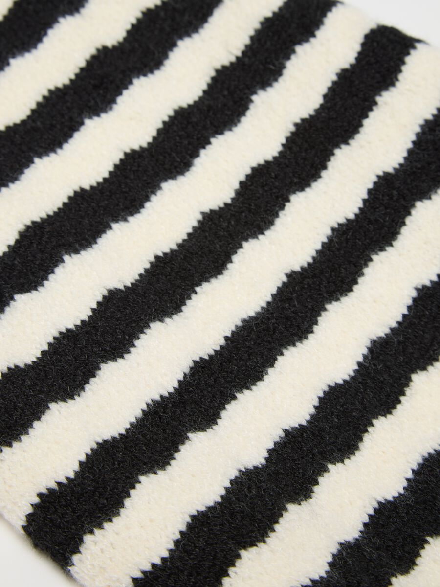 Girls' Black and White Striped Scarf_2
