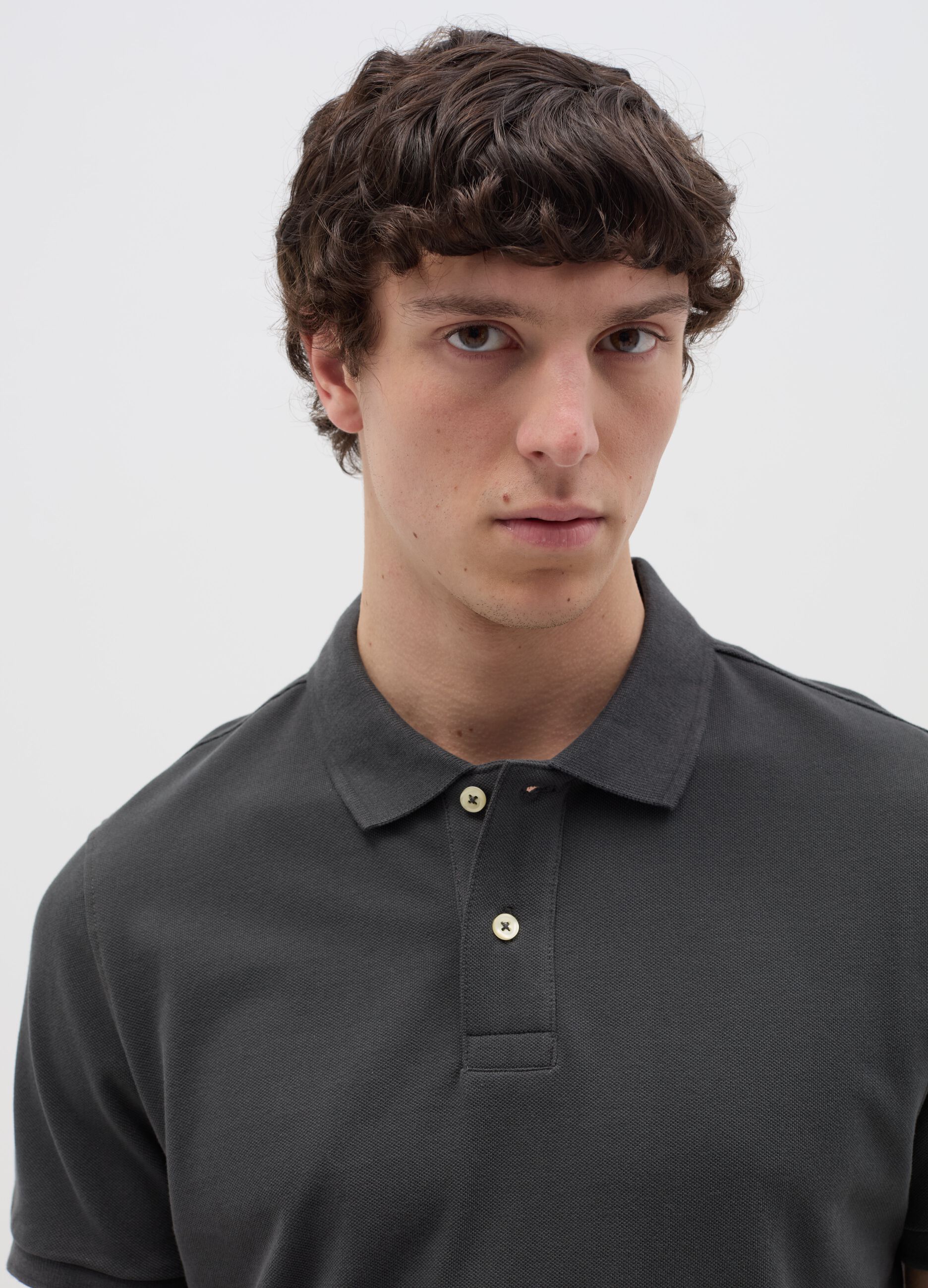 Solid colour polo shirt in organic cotton