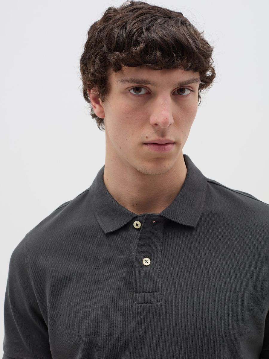 Solid colour polo shirt in organic cotton_2