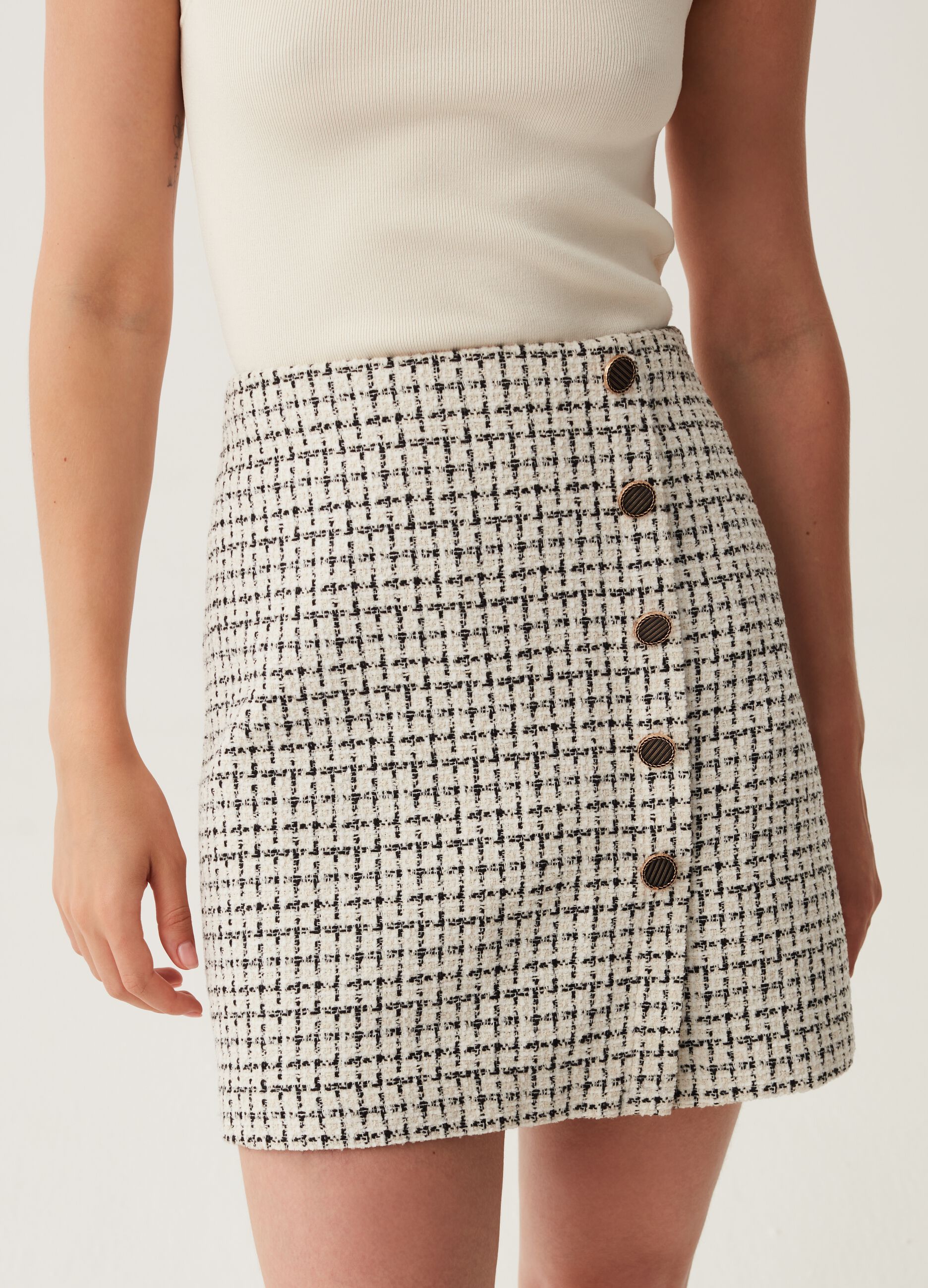 Minigonna in tweed con bottoni lavorati_1