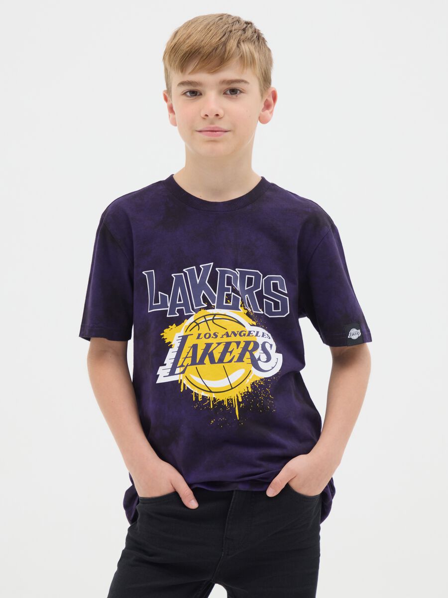 T-shirt da ragazzo in puro cotone viola regular fit con stampa Lakers tie-dye_0