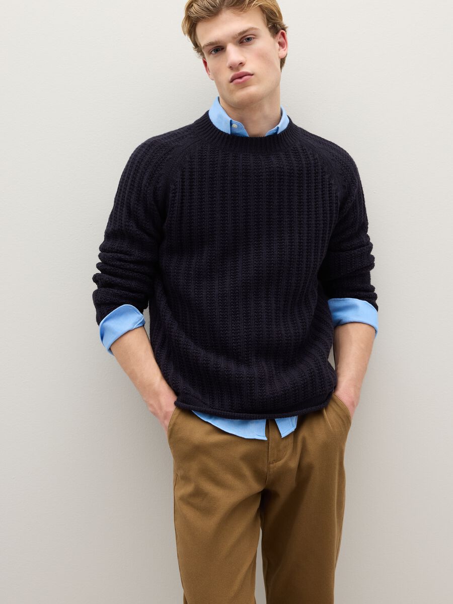 Maglione girocollo blu con lavorazione a maglia in misto lana_0