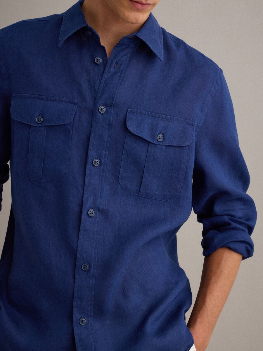 Camicia in puro lino blu regular fit con doppia tasca_3