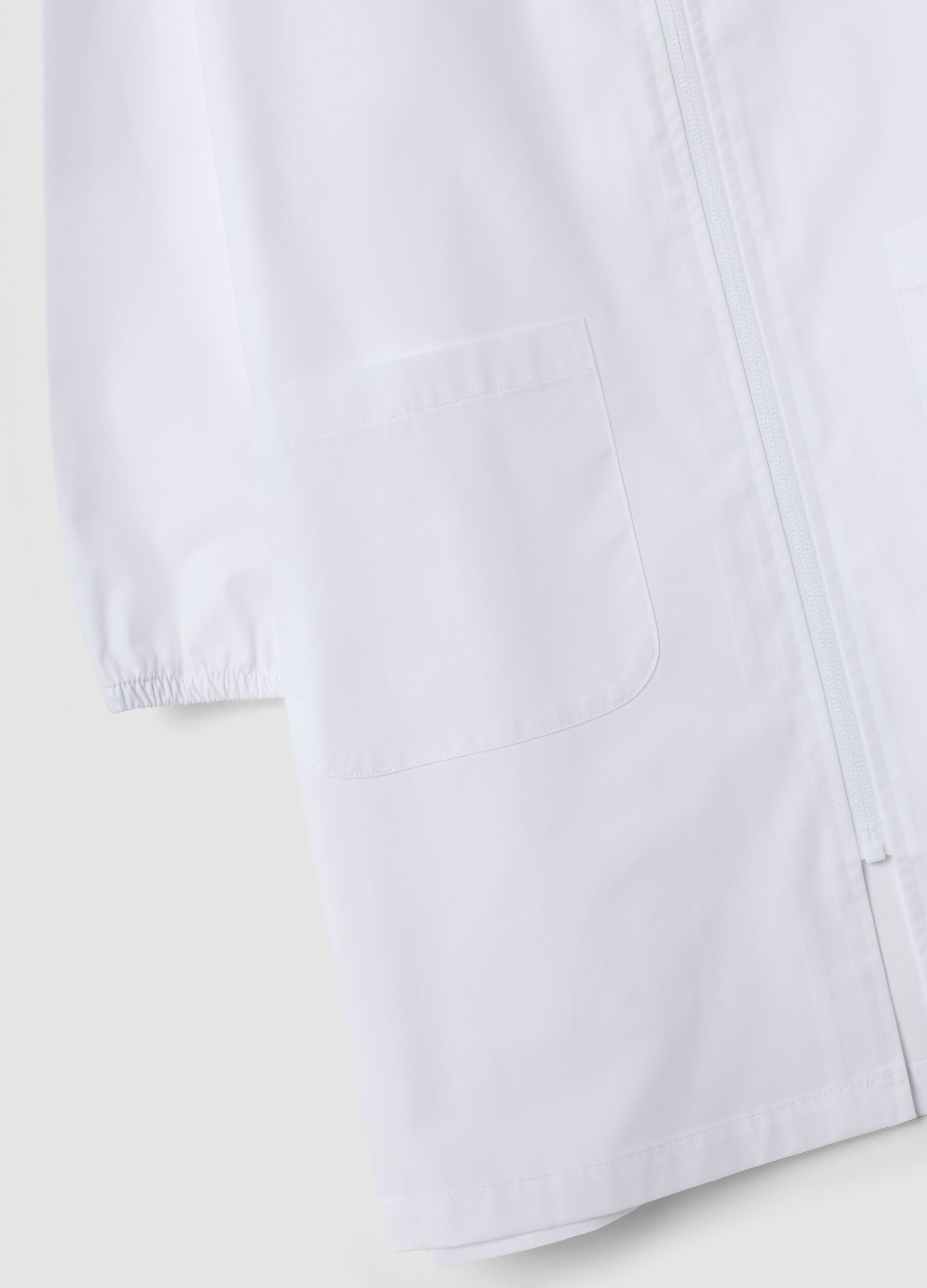 White girls&rsquo; school apron with zip and Stitch embroidery