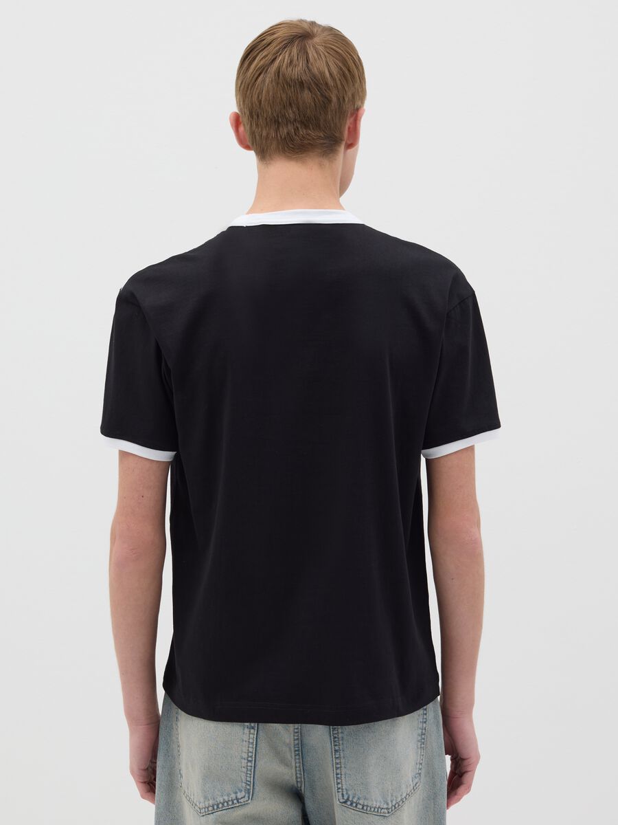 Black T-shirt with contrasting edging_2