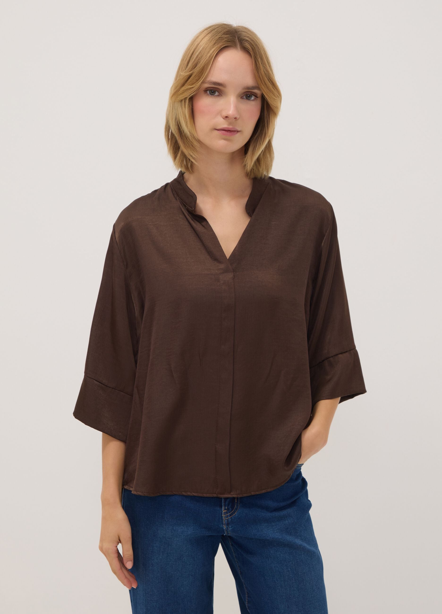 Blusa marrone in misto viscosa regular fit con collo coreano