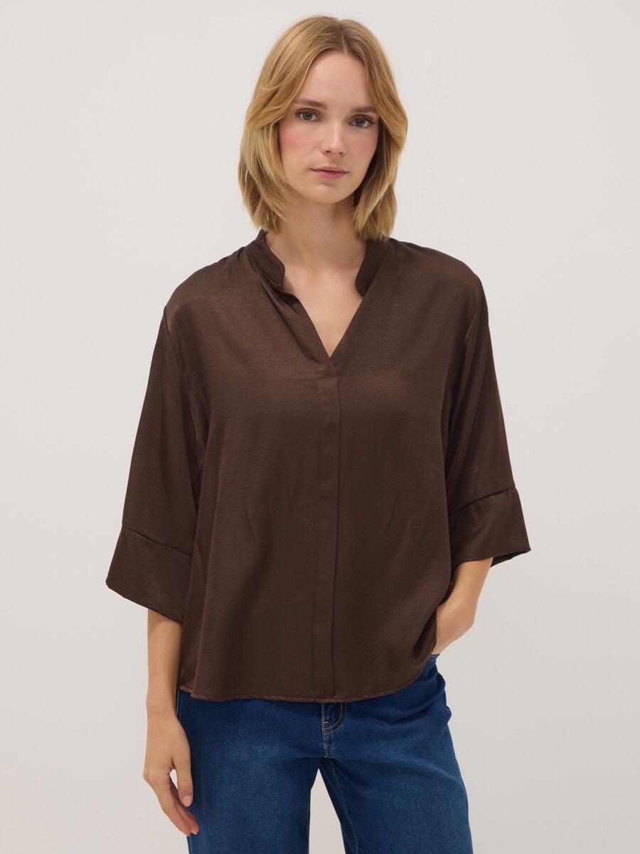 Blusa marrone in misto viscosa regular fit con collo coreano_1