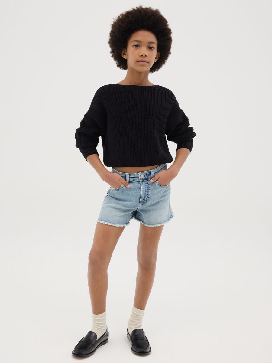 Shorts denim cinque tasche con orlo sfrangiato_1