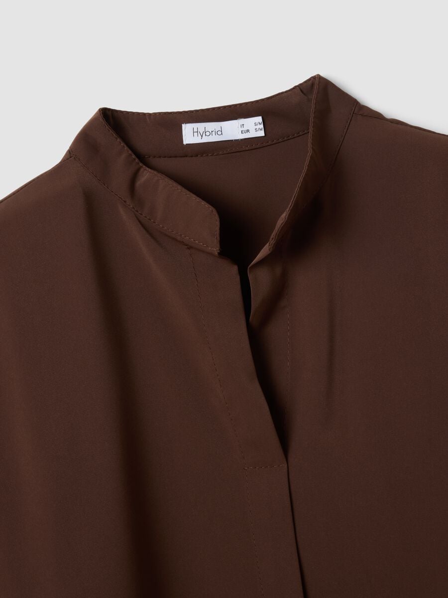 Blusa marrone regular fit con collo alla coreana_1