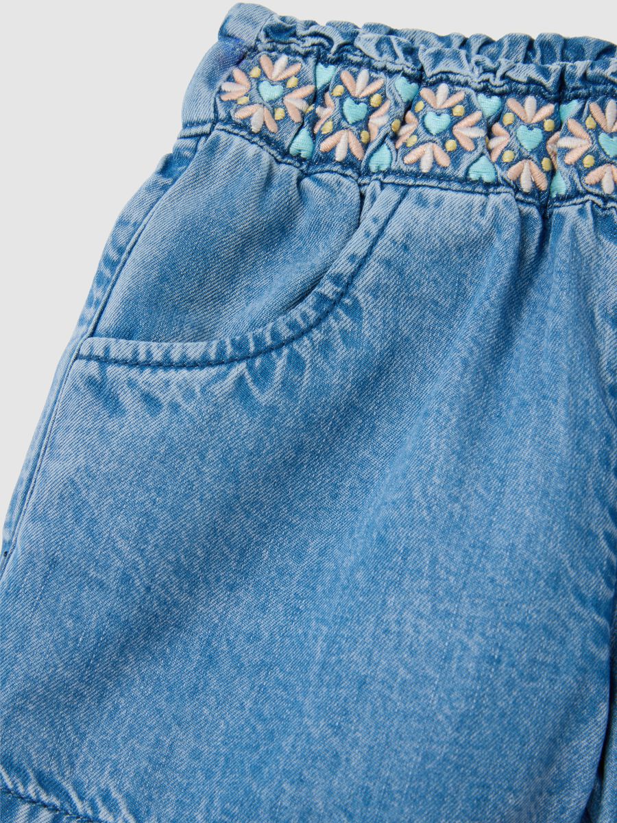 Shorts da neonata in denim regular fit con ricami_2