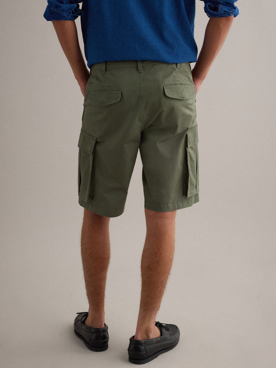Pantaloncini cargo in cotone elasticizzato verde regular fit_2