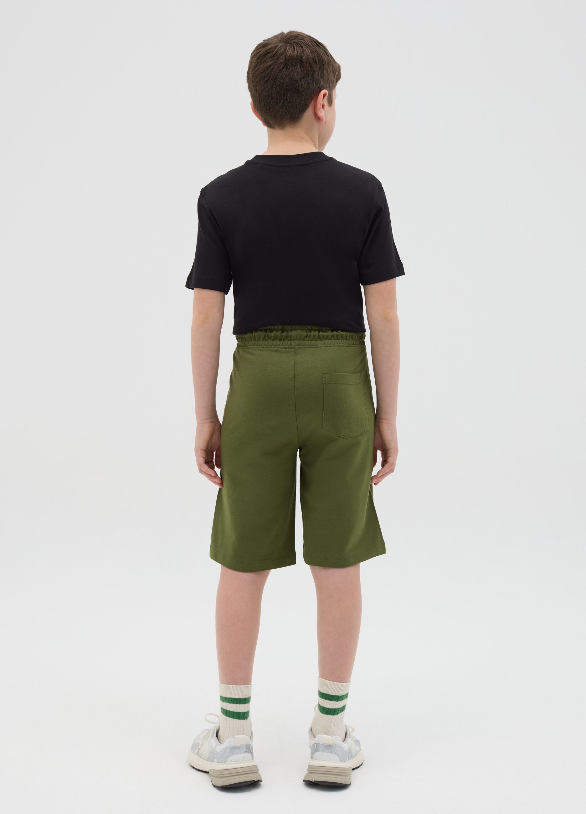 Green fleece Bermuda shorts with pockets and drawstring