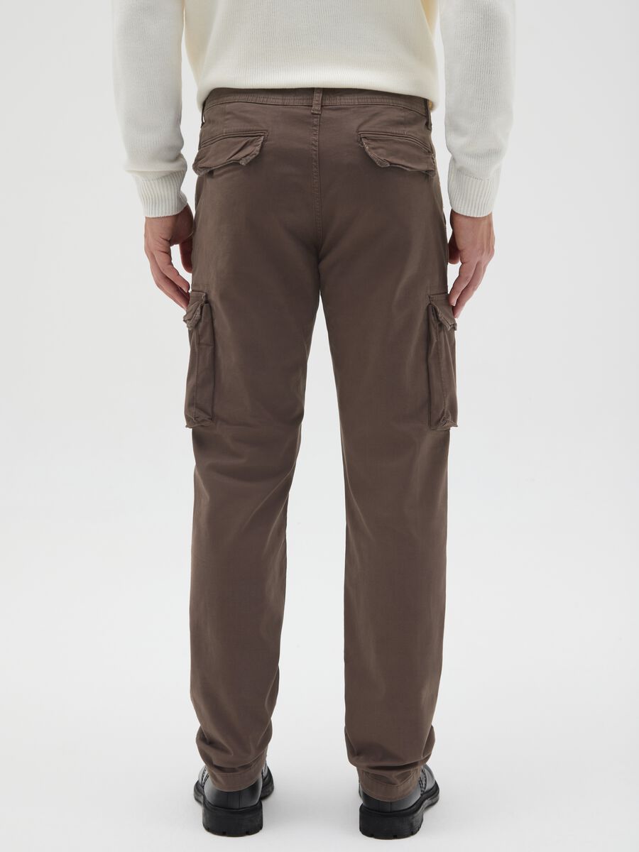 Pantaloni cargo marroni in cotone elasticizzato slim fit_3
