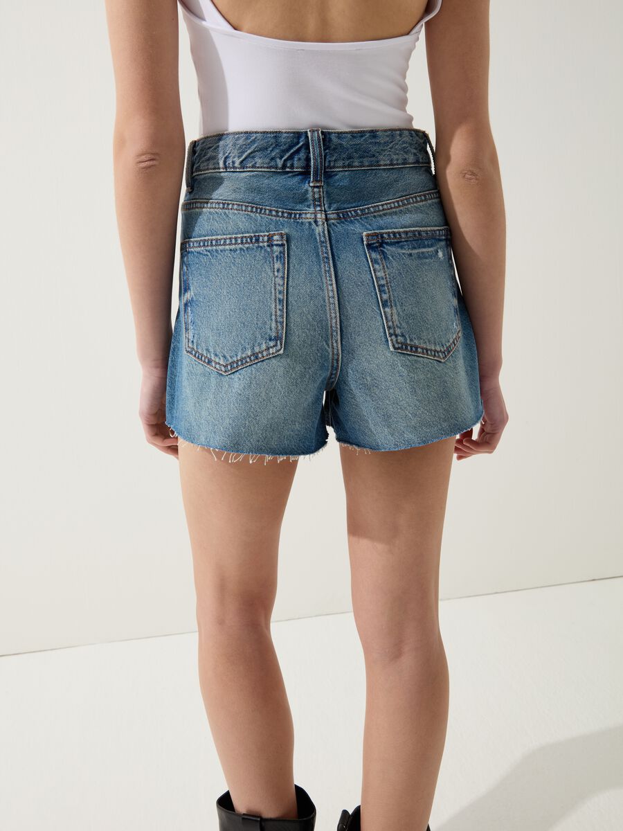 Shorts in denim con abrasioni_2