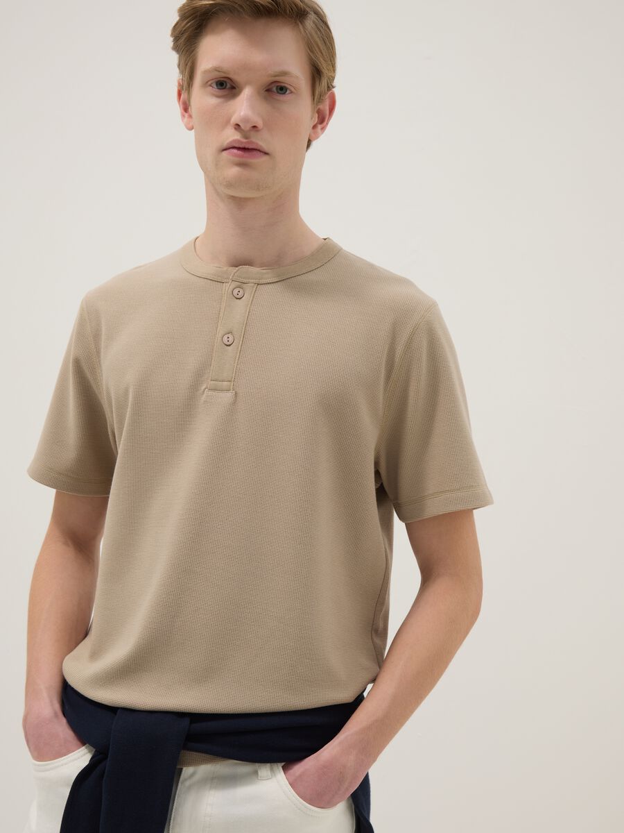 T-shirt a maniche corte beige regular fit con collo serafino_0