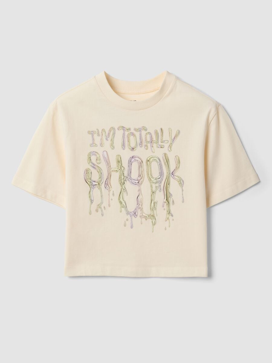 T-shirt beige in puro cotone con collo a costine e scritta frontale_0