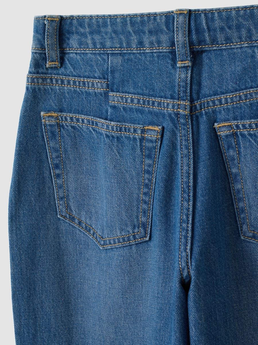 Jeans blu baggy in puro cotone con risvolto ricamato per bambina_3