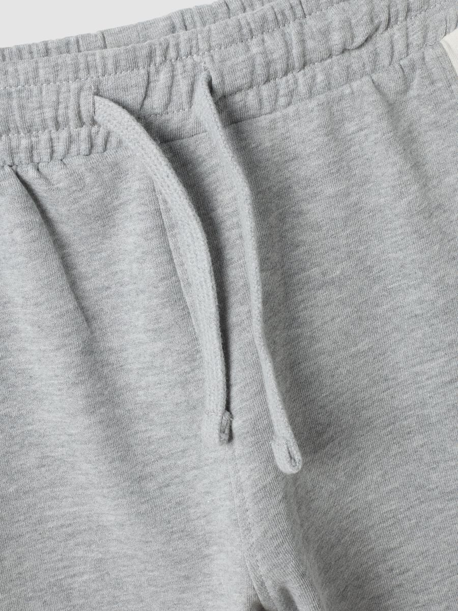 Grey 100% cotton tracksuit with sweatshirt and varsity print for boys_2