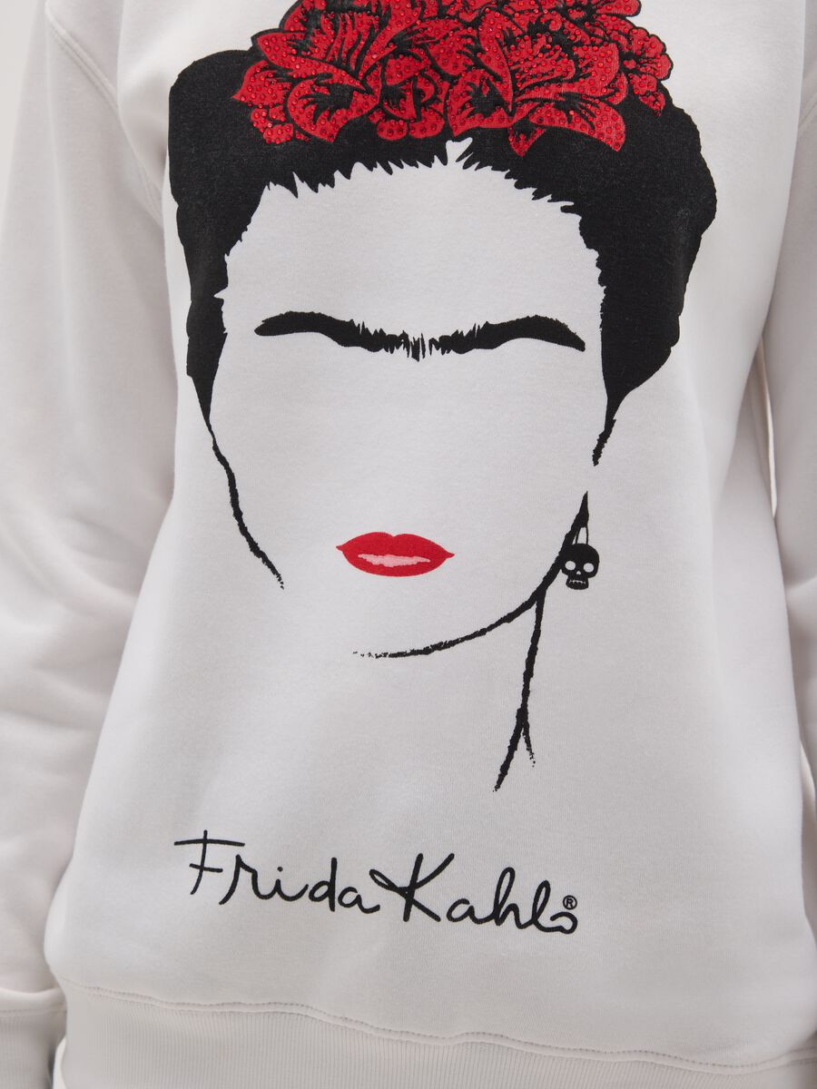 Felpa da donna in misto cotone bianca regular fit con grafica Frida Khalo_3