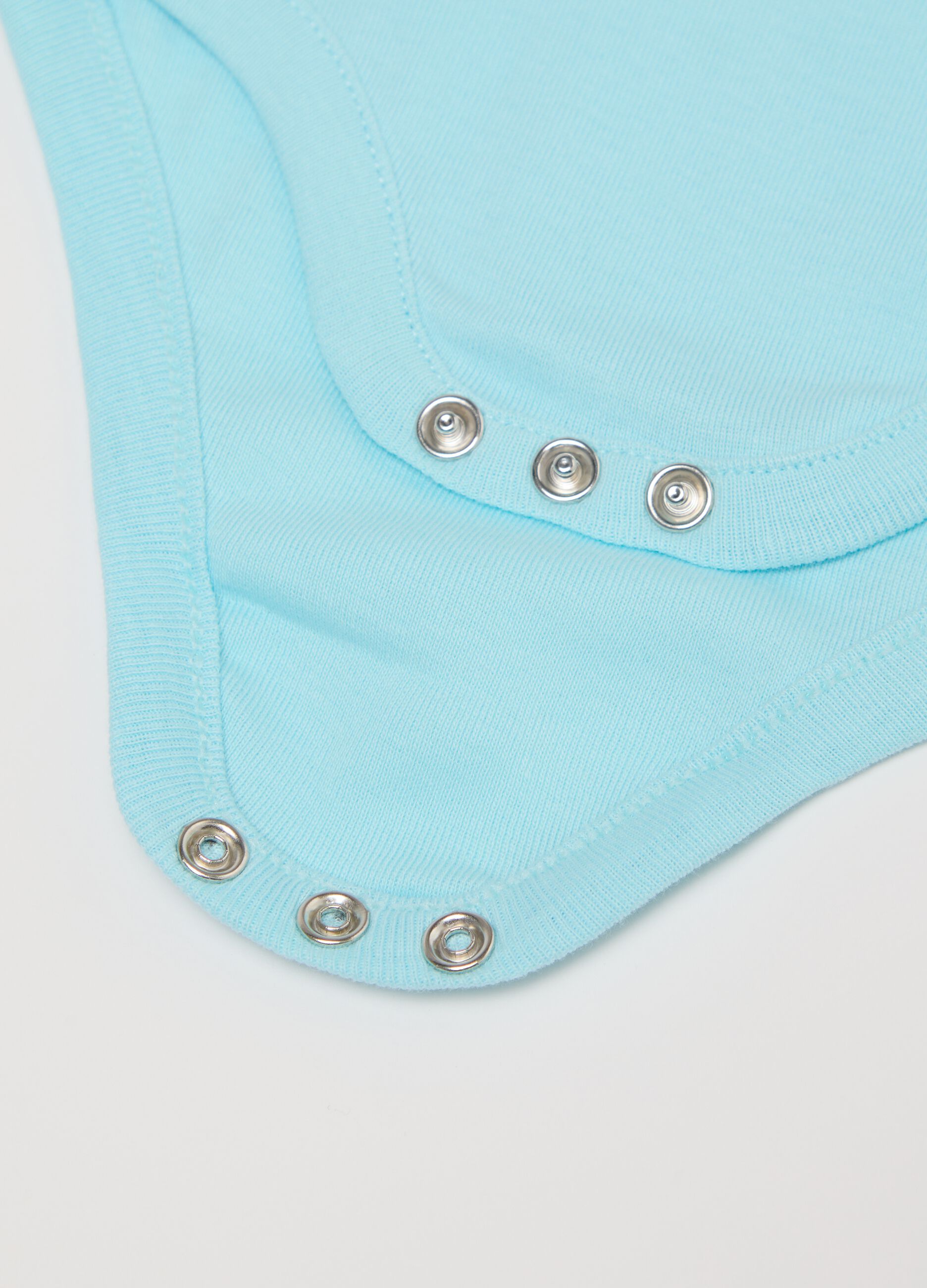 Three-pack white and light blue bodysuits in organic cotton with print