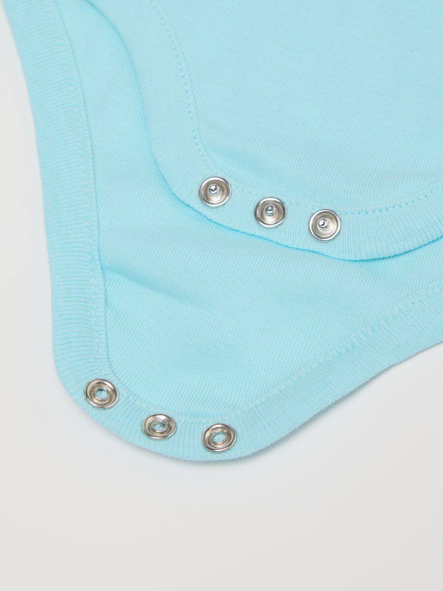 Three-pack white and light blue bodysuits in organic cotton with print_2