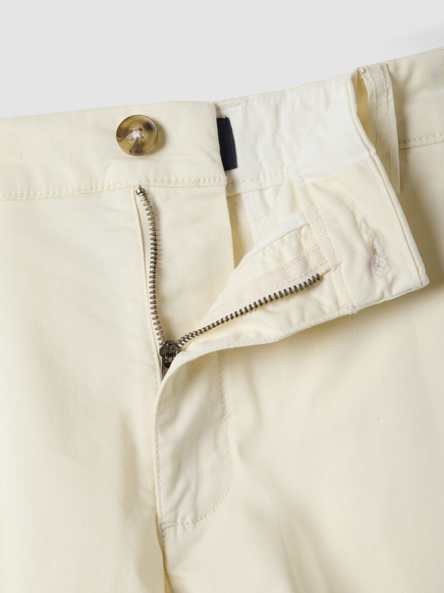Shorts chino in cotone elasticizzato bianco regular fit_5