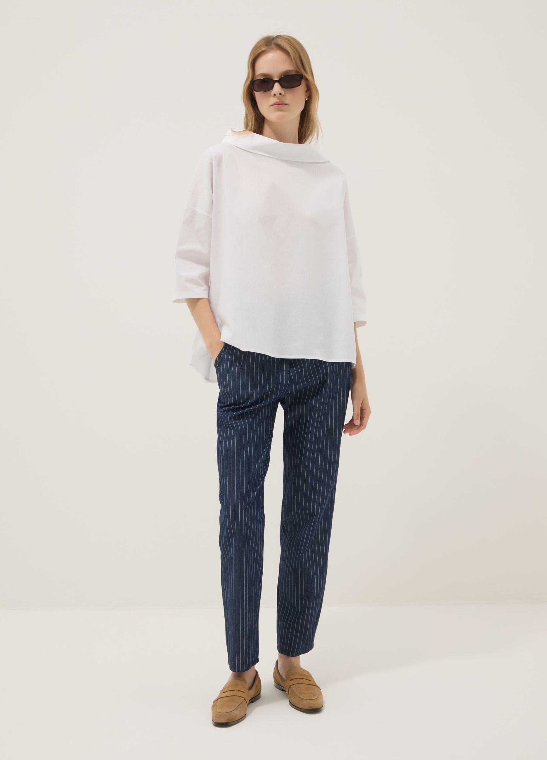 Maglia bianca in cotone elasticizzato con collo alto morbido