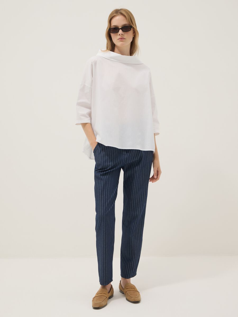 Maglia bianca in cotone elasticizzato con collo alto morbido_2