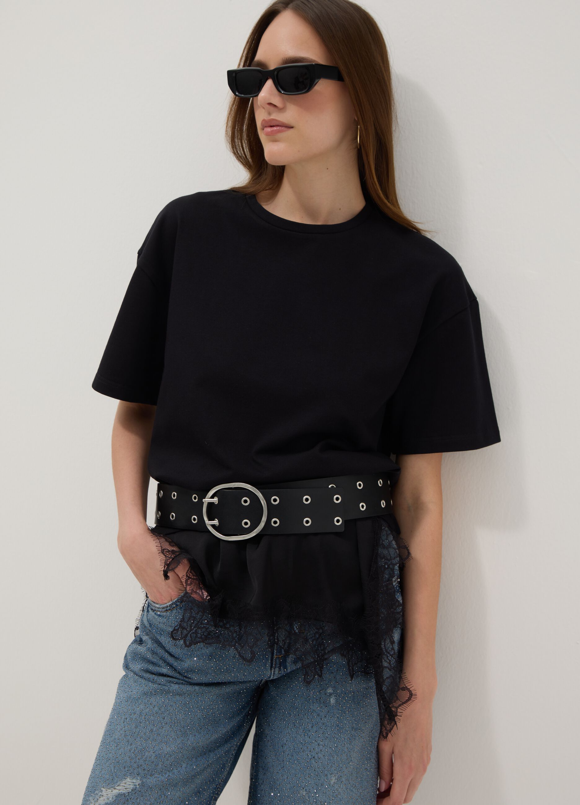 T-shirt nera in puro cotone con inserto in pizzo relaxed fit