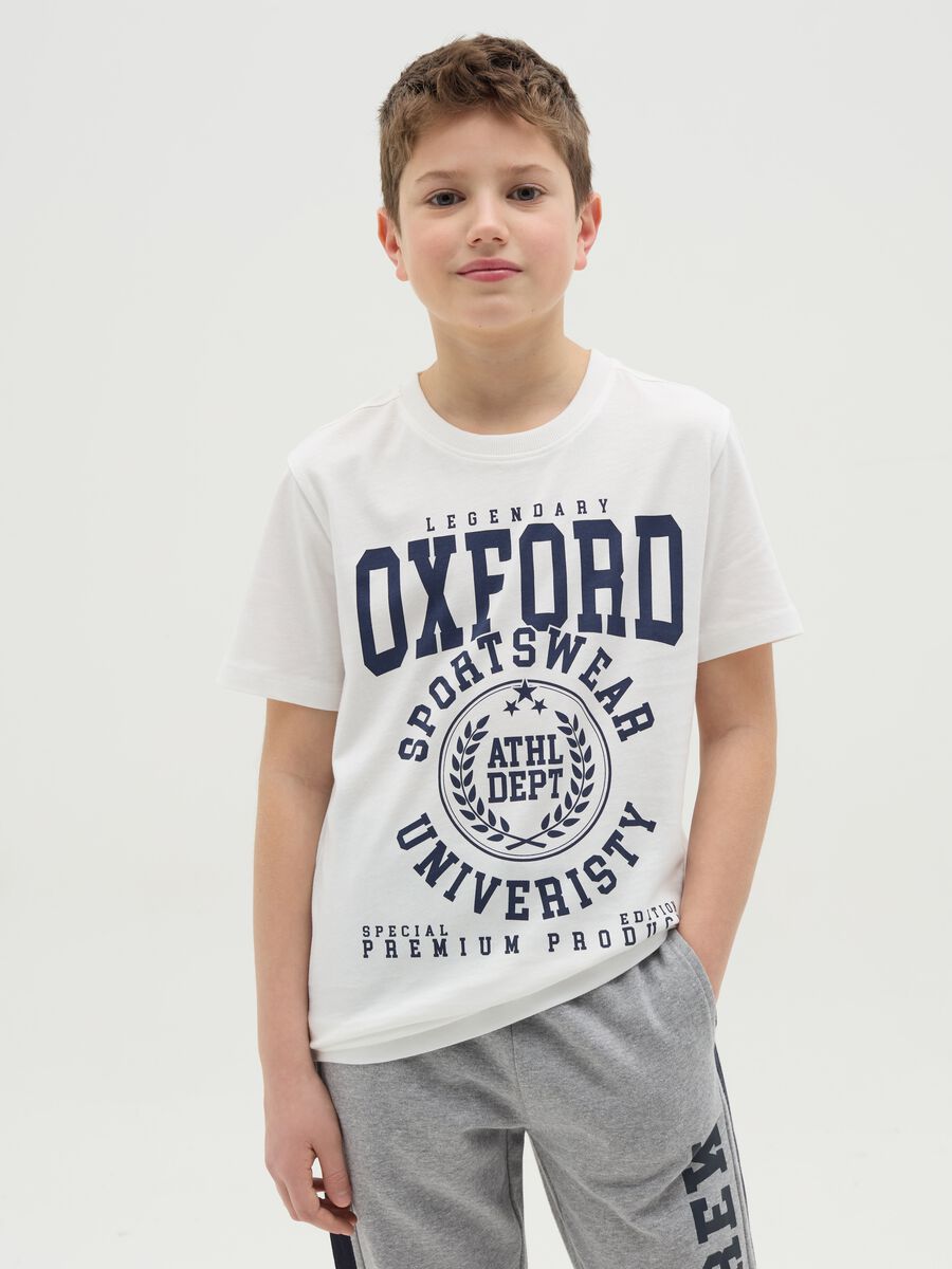 T-shirt in cotton with "Sportswear University” print_0